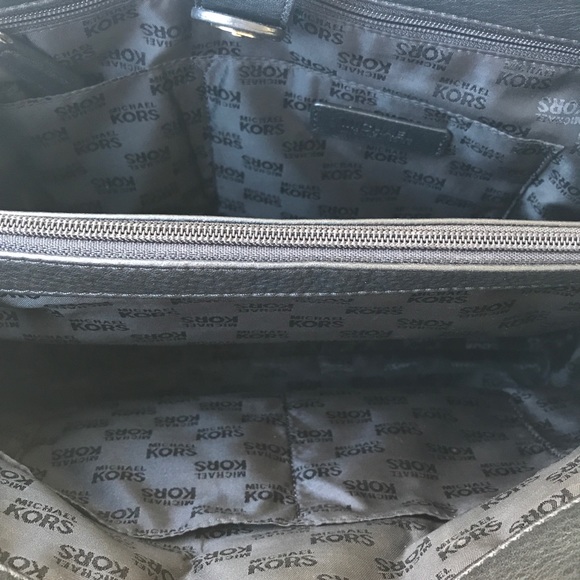 Beautiful Michael Kors Leather Purse - Picture 9 of 12